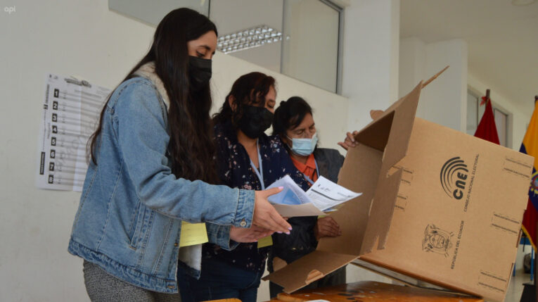 Miembros de las juntas receptoras inician el conteo de votos en el simulacro electoral, este 22 de enero de 2023.