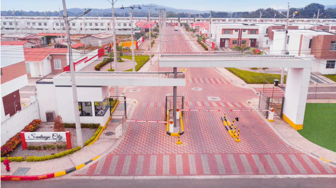 Imagen aérea de Santiago City, un proyecto de vivienda con tasa subsidiada en la vía a Daule, en Guayas, en 2022.