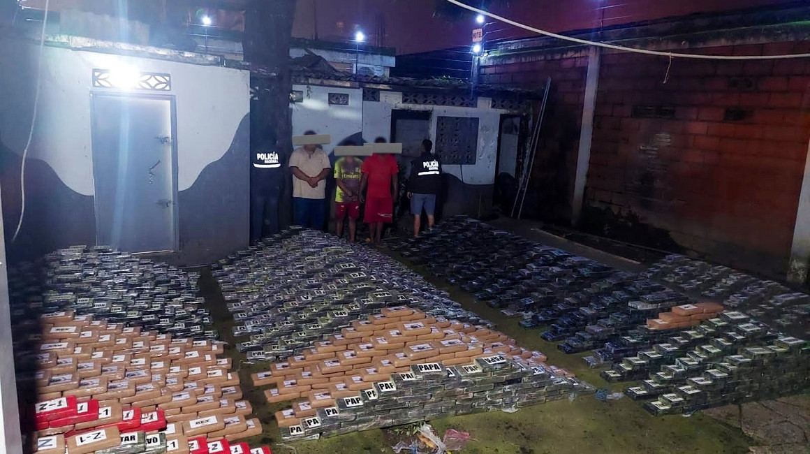 Policía decomisa tres toneladas de droga en una finca en Los Ríos