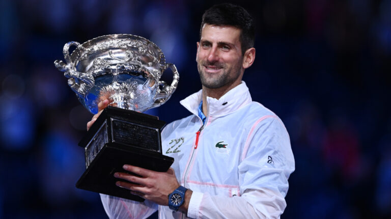 Novak Djokovic, con su trofeo de campeón del Abierto de Australia, el 29 de enero de 2023.
