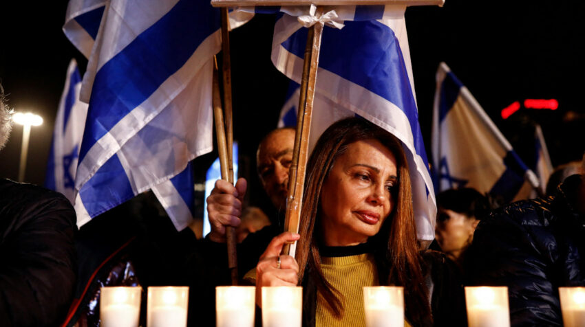 Ciudadanos protestan en Tel Aviv en contra de la reforma judicial, del gobierno de Israel, el 28 de enero de 2023. 