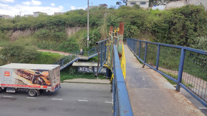 Puente en mal estado sobre la avenida Simón Bolívar, el 26 de enero de 2023.