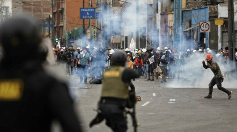 Policía investiga la muerte de un manifestante en Lima