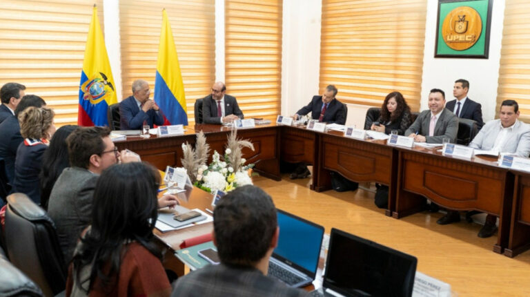 Ecuador y Colombia hablan de plan militar contra el narcotráfico
