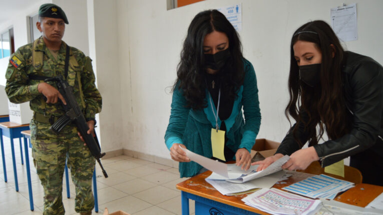 Miembros de las juntas receptoras inician el conteo de votos en el simulacro electoral, este 22 de enero de 2023.