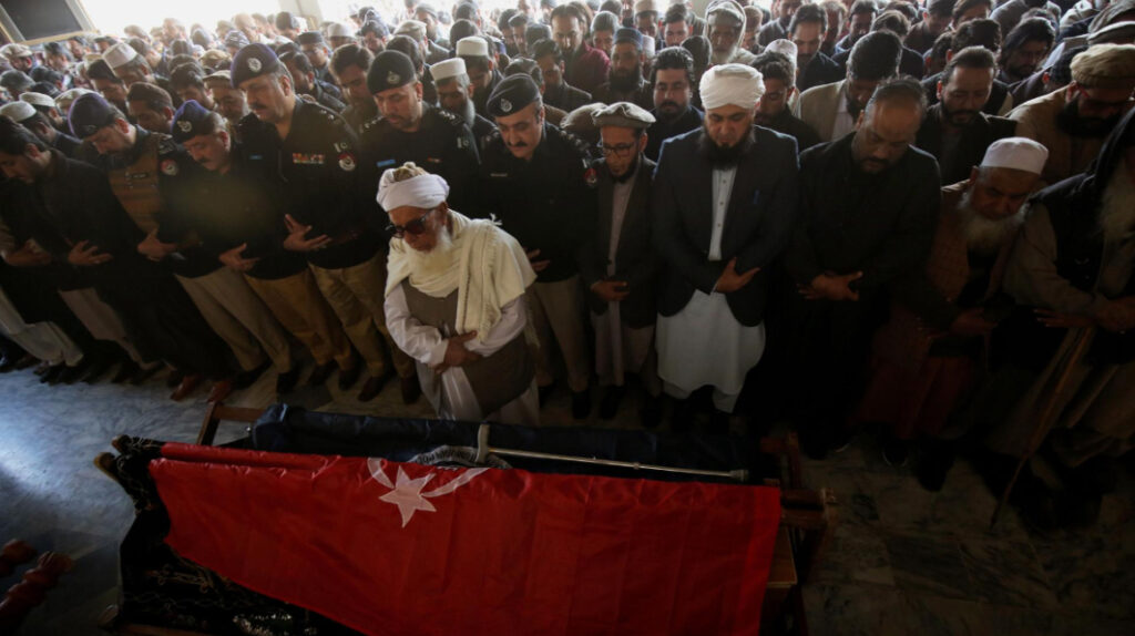 Suman 100 los muertos tras atentado a una mezquita en Pakistán