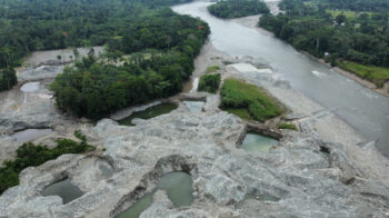 Piscinas para actividades de minería ilegal en Napo, a las orillas del río Jatunyacu. Enero de 2023.