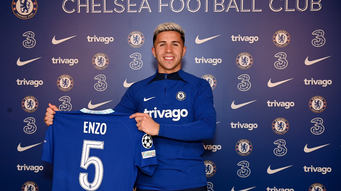 Enzo Fernández sostiene la camiseta del Chelsea durante su presentación, el 1 de febrero de 2023.