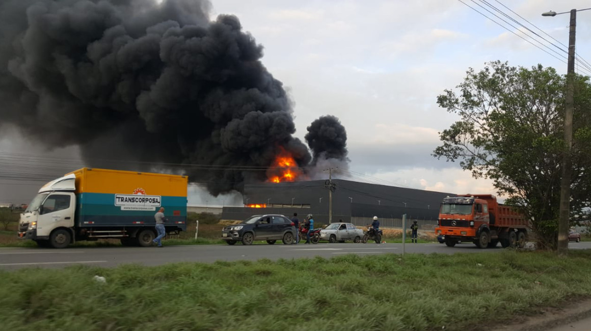 Un incendio de gran magnitud se registró en una empresa en la vía Tambo. Durán, 1 de febrero de 2023.