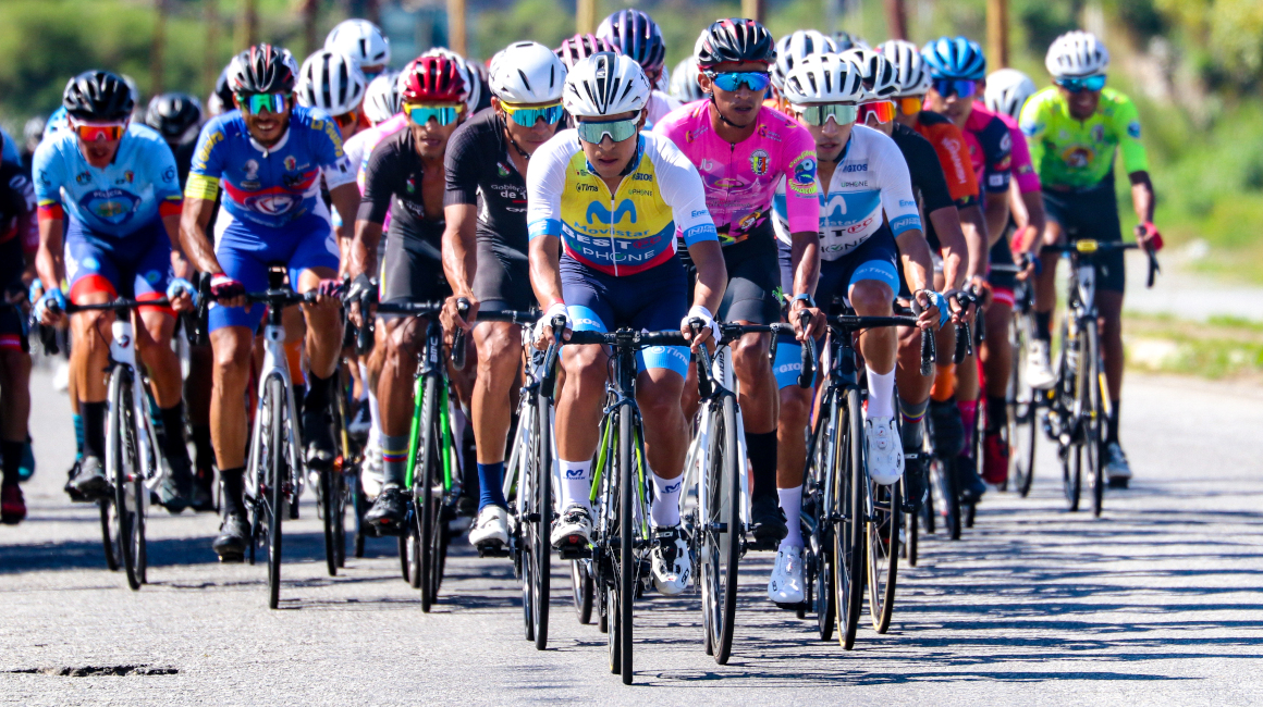 Richard Huera luce el maillot de campeón nacional de ciclismo de ruta y comanda un pelotón. 