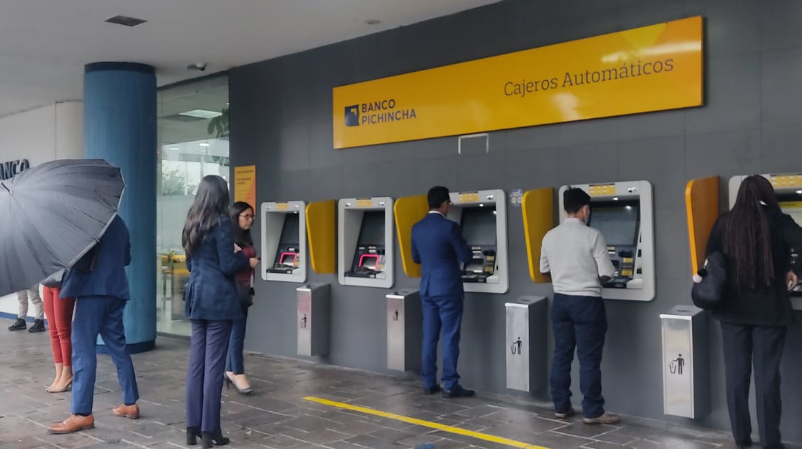 Imagen referencial de clientes en una agencia bancaria en el norte de Quito. Enero de 2023.