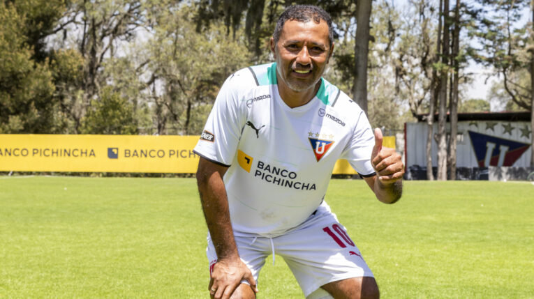 Roberto 'Chorrillano' Palacios posa con la camiseta de Liga en el Complejo de Pomasqui, el 28 de enero de 2023. 