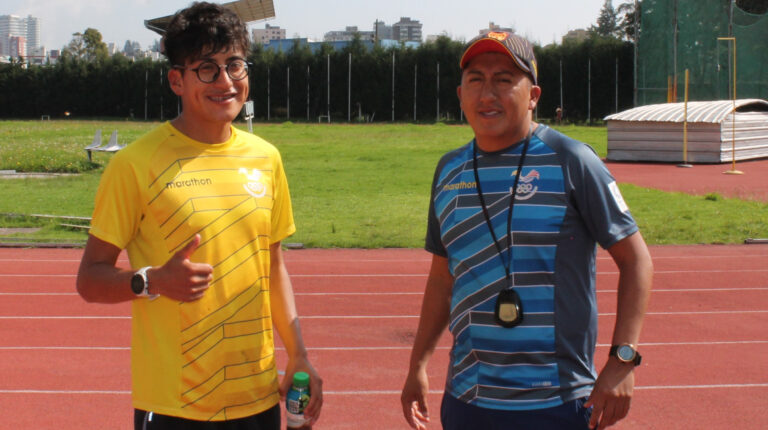 Jhonatan Amores junto a su entrenador Javier Cayambe, en la pista Los Chasquis, en Quito, el 1 de febrero de 2023.