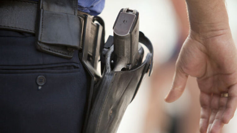 Imagen referencial de un guardia de seguridad privada con una de sus armas de dotación.
