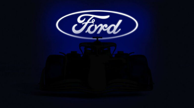 Monoplaza con el logo de la marca Ford encendida.