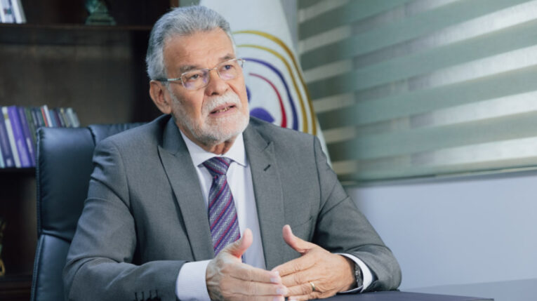 Enrique Pita, vicepresidente del CNE, en entrevista radial en Quito, el  de febrero de 2023.