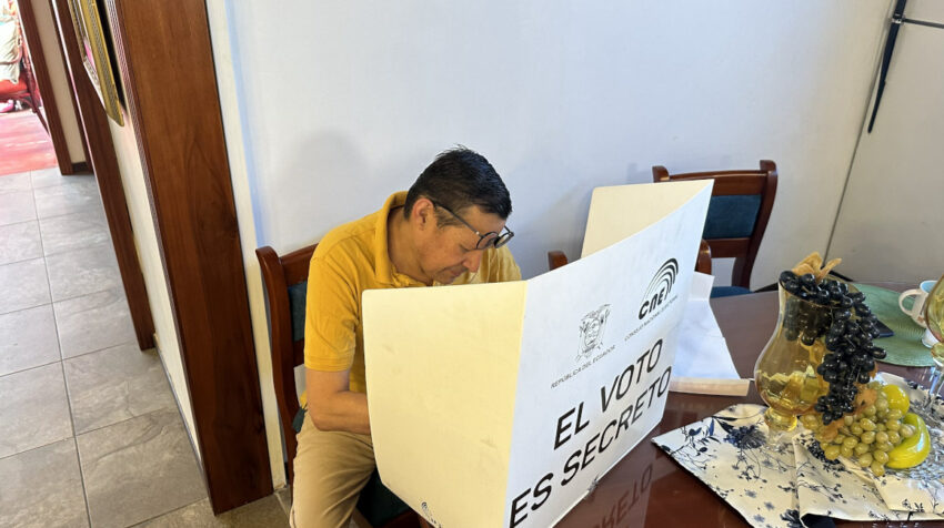 Richard Vasco vota en el comedor de su vivienda. 