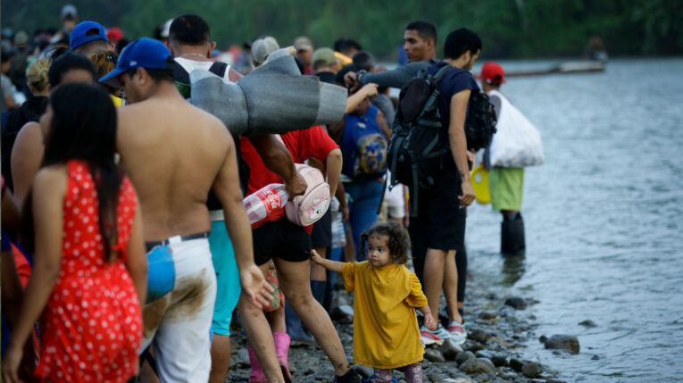 Bajo Chiquito es el primer pueblo panameño al que arriban los migrantes irregulares tras atravesar el Tapón del Darién, la peligrosa frontera que divide a Panamá y Colombia. Bajo Chiquito, Panamá.