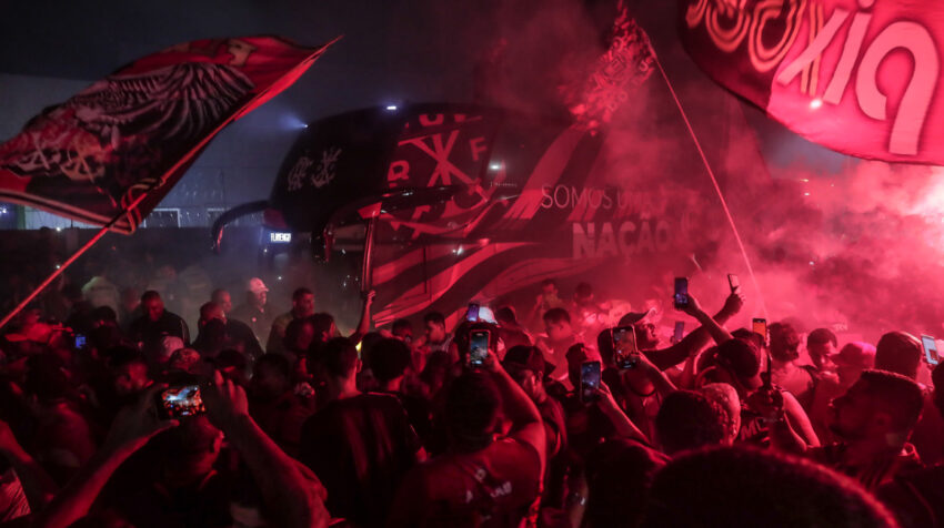 Los hinchas de Flamengo despiden al equipo antes del Mundial de Clubes, el 2 de febrero de 2023.