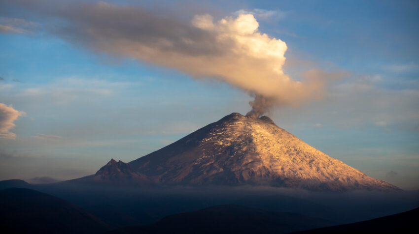 Imagen del volcán Cotopaxi expulsando una columna de ceniza, la madrugada del miércoles 1 de febrero de 2023.