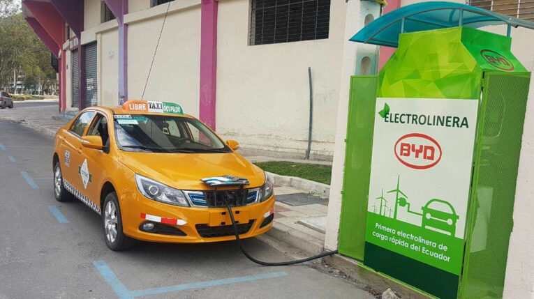 Electrolinera de carga rápida para autos eléctricos en Loja. Septiembre de 2017.