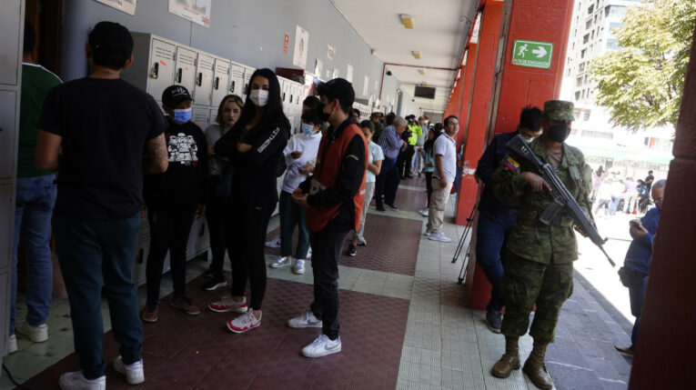 Los ciudadanos acuden a ejercer el voto en el Colegio Benalcázar de la parroquia Iñaquito, en Quito, para elegir los gobiernos seccionales, el 5 de febrero de 2023.