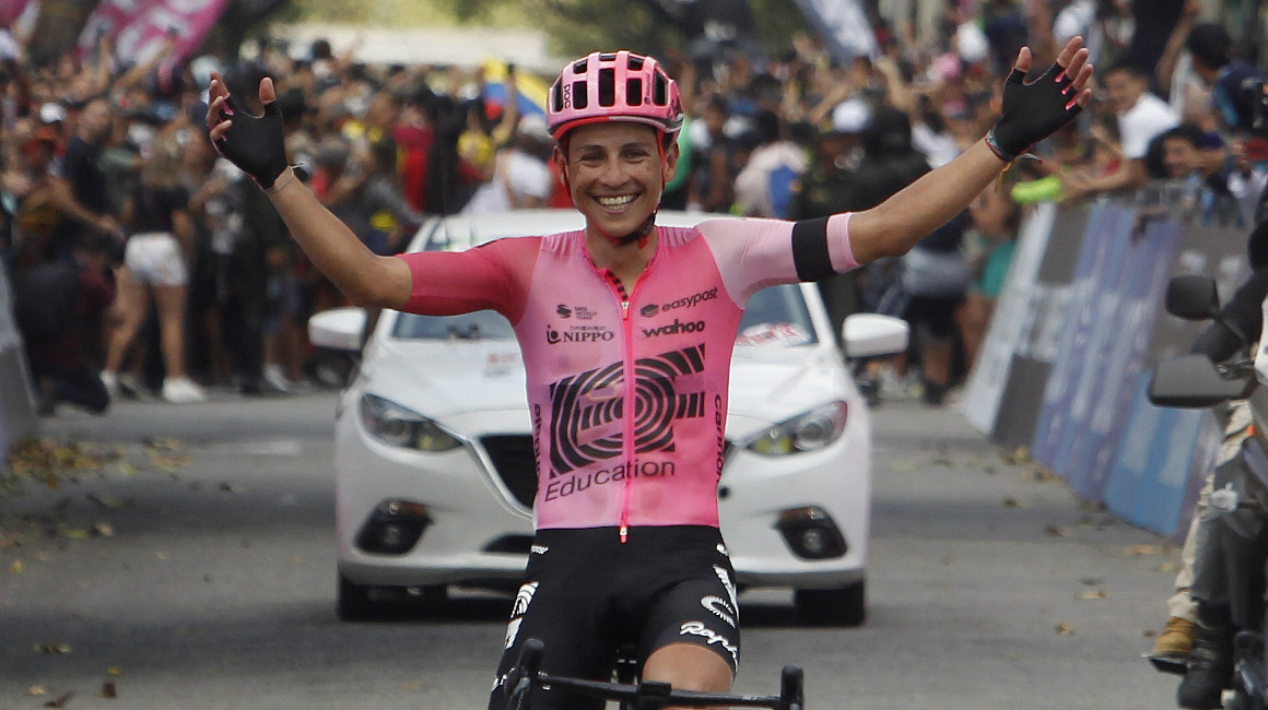 Esteban Chaves celebra su triunfo en el Campeonato Nacional de Ruta de Colombia, el 5 de febrero de 2023.