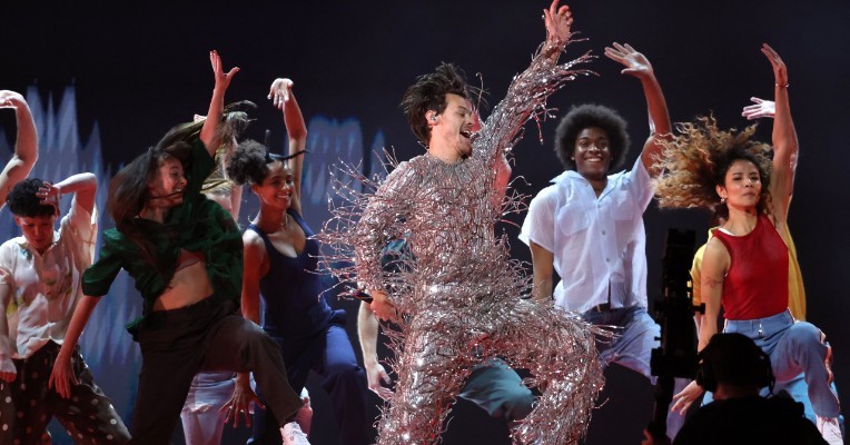 Harry Styles baila durante su presentación en los Premios Grammy. 