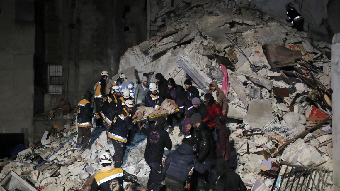 Rescatistas tratan de sacar a personas debajo de los escombros, tras el sismo en Siria, el 6 de febrero de 2023. 