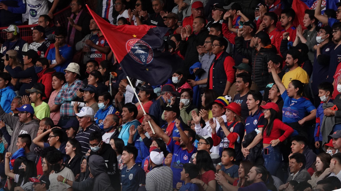 La hinchada de Olmedo, apoyando al equipo en el estadio Olímpico de Riobamba.