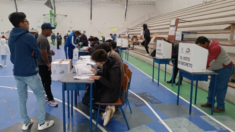 Votantes en el recinto electoral del colegio Manuel J. Calle, en la parroquia El Vecino, de Cuenca, el 5 de febrero de 2023.
