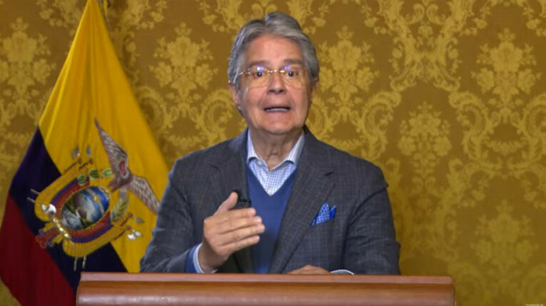 El presidente Guillermo Lasso durante una cadena nacional emitida la noche del 6 de febrero de 2023.