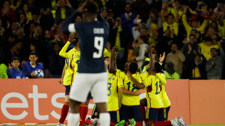 Los jugadores de Colombia celebran el autogol de Luis Córdova de Ecuador, en el hexagonal final del Sudamericano Sub 20, el 6 de febrero de 2023.