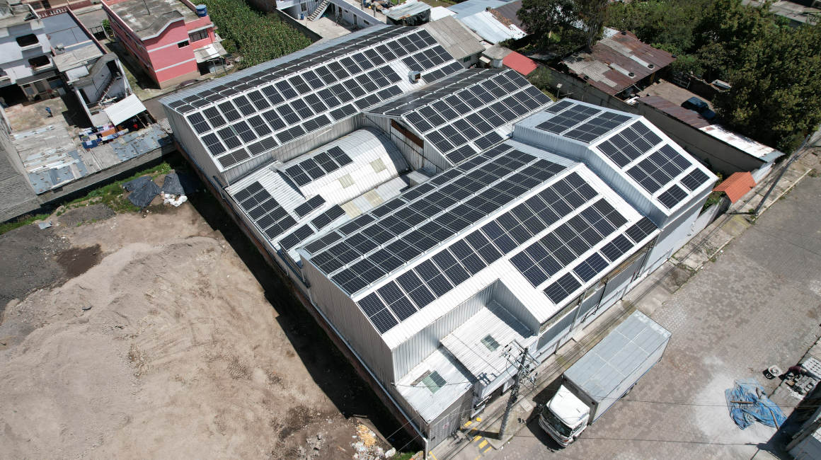 Paneles solares en la planta de producción de Paccari, en Quito, en enero de 2023. 