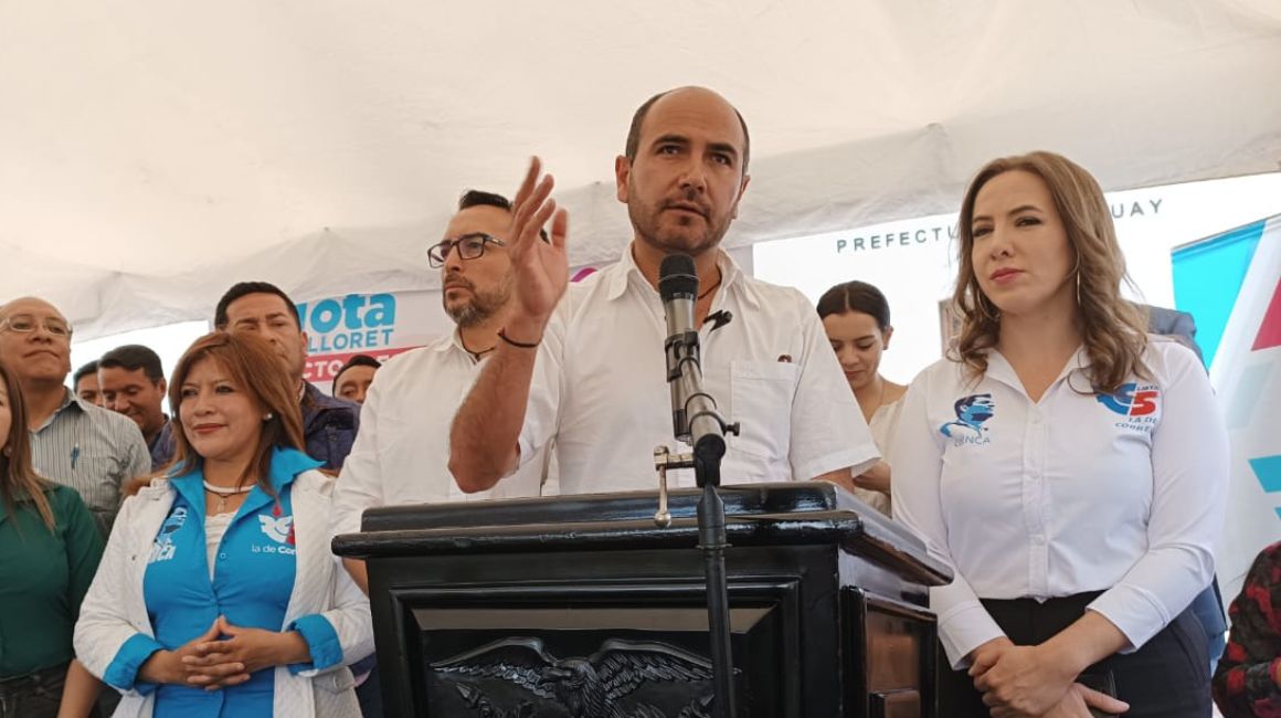 Juan Cristóbal Lloret, prefecto electo del Azuay, junto a la viceprefecta Alexandra Quintanilla, en una rueda de prensa el 7 de febrero de 2023.