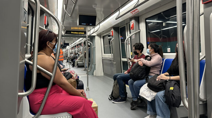Las personas se acomodan en los asientos de los trenes durante el recorrido. 