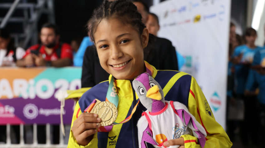 Vicky León, con su medalla de oro de los Juegos Suramericanos de la Juventud.