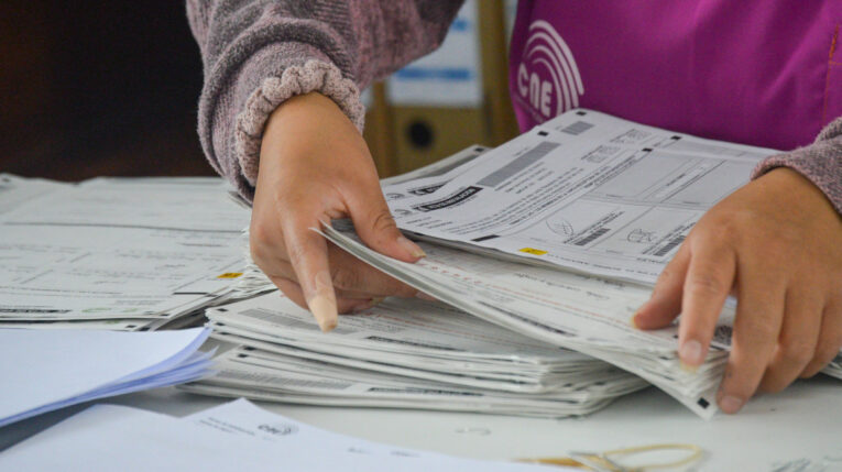 Personal del CNE trabaja en el escrutinio de voto en el cantón Camilo Ponce Enríquez, en Azuay, este 7 de febrero de 2023.