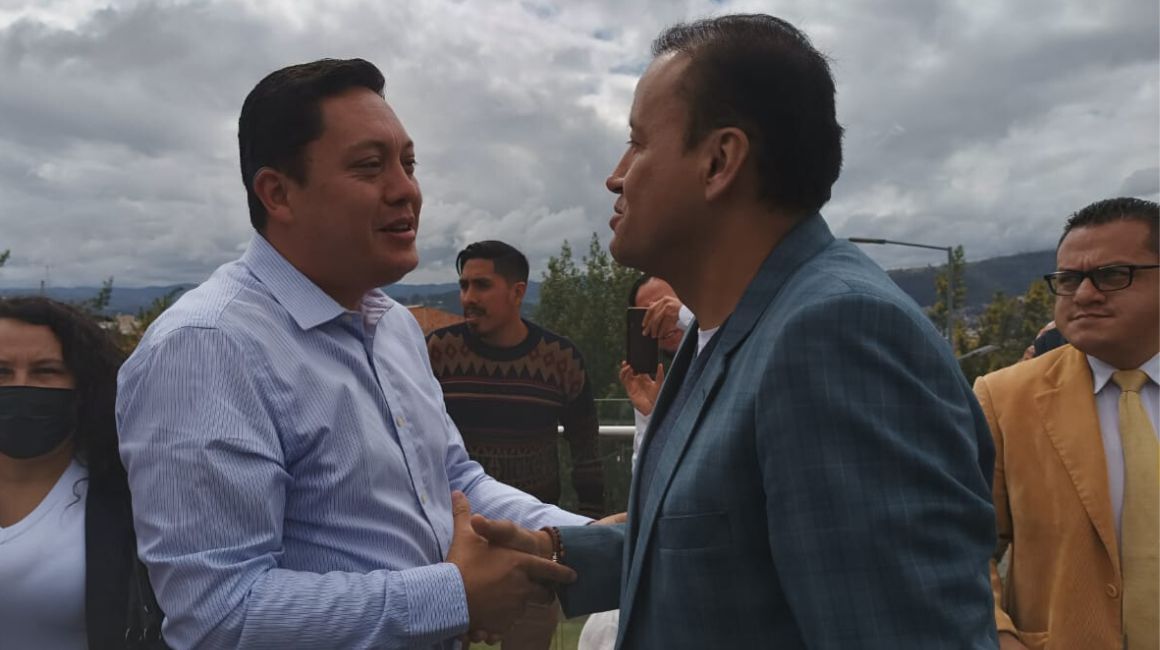 Cristian Zamora, alcalde electo de Cuenca, saluda con Javier Serrano, futuro alcalde de Azogues, el 8 de febrero de 2022.
