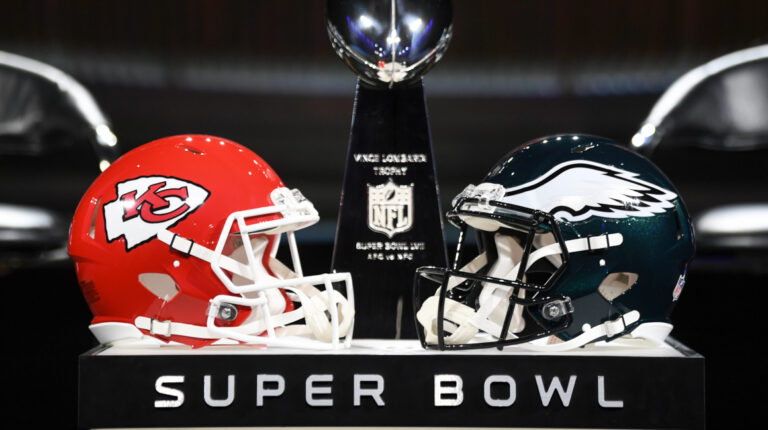 Los cascos de los Kansas City Chiefs y los Philadelphia Eagles, antes del Super Bowl LVII.