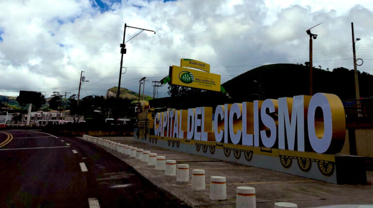 Letrero de Tulcán, Capital del Ciclismo, ubicado en el Obelisco, en el ingreso de la ciudad.
