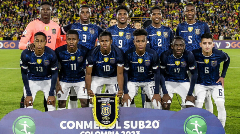 Los jugadores de la selección ecuatoriana antes de enfrentar a Colombia, en el Sudamericano Sub 20 2023. 