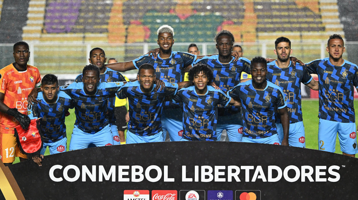 Los jugadores de El Nacional posan para una foto antes del partido en Bolivia, por Copa Libertadores, el 8 de febrero de 2023. 