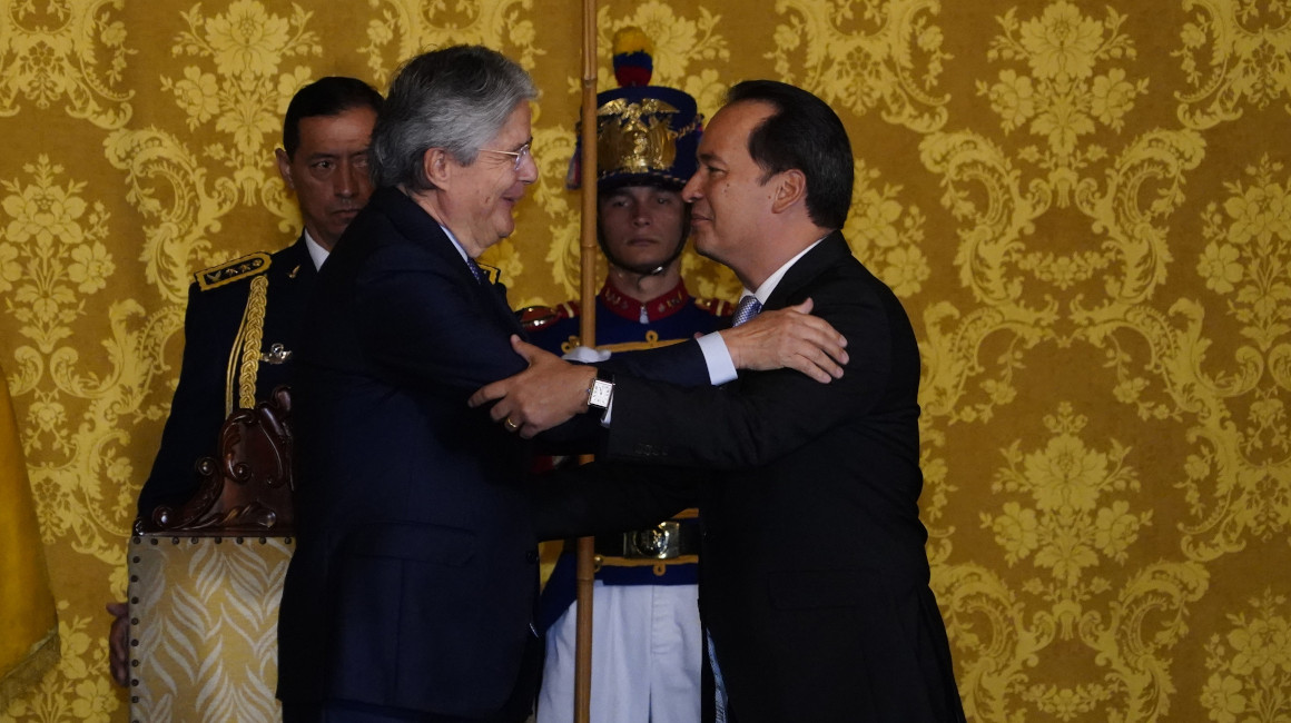 El presidente Guillermo Lasso saluda con el nuevo ministro de Gobierno, Henry Cucalón, el 9 de febrero de 2023.