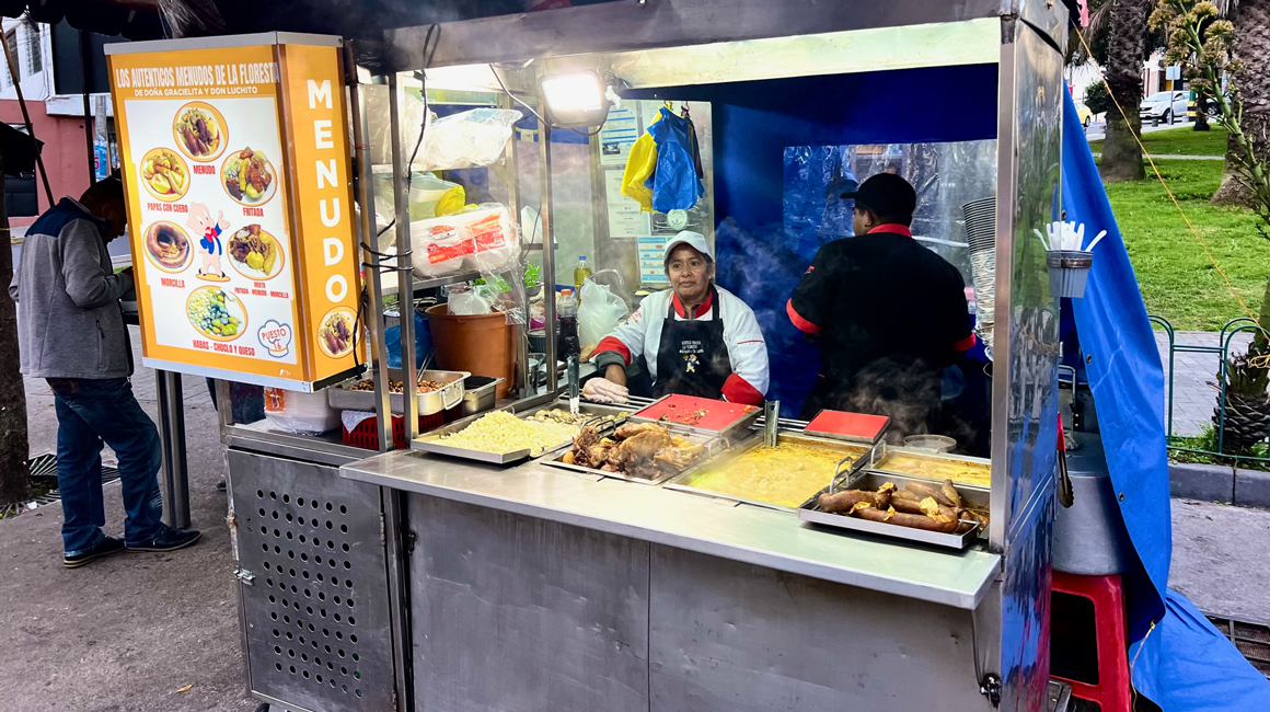 Puesto de comida típica en la plaza de La Vicentina de Quito.