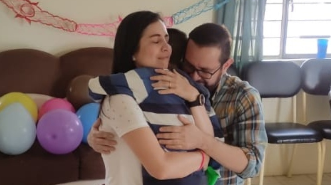 Es la primera vez que Daniela y su esposo abrazaron a su hijo.