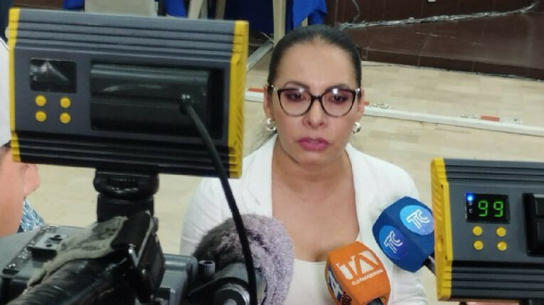 Diana Atamaint, presidenta del CNE, durante una declaración de prensa, el 11 de febrero de 2023, en Guayaquil.
