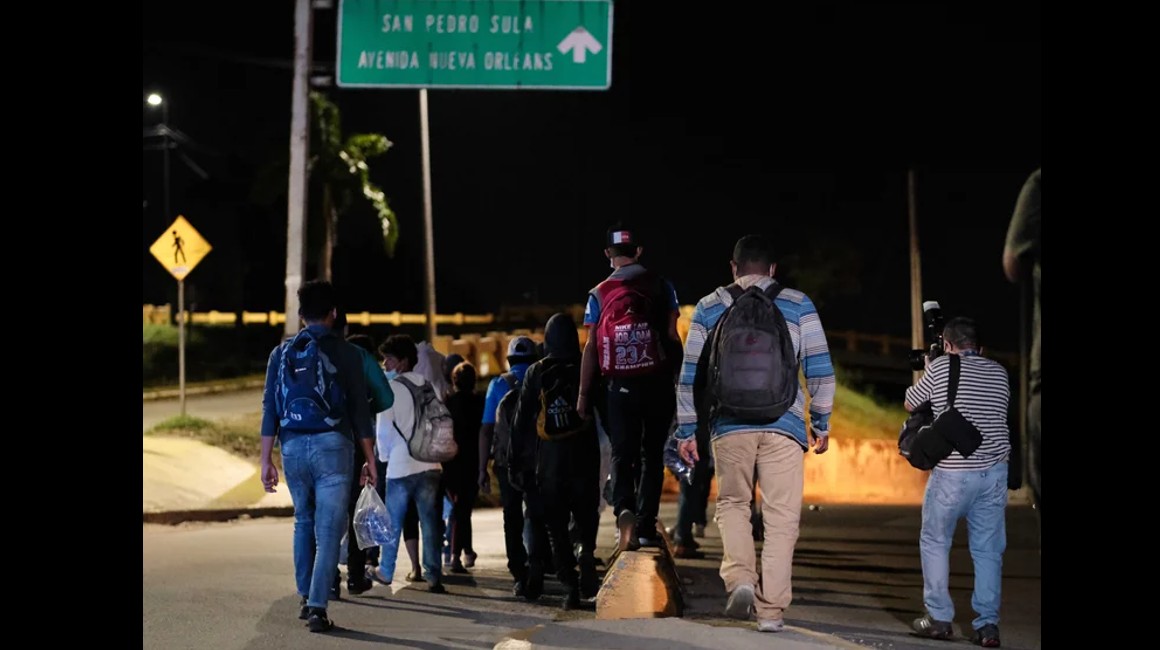 Inmigrantes sudamericanos que cruzan por San Pedro Sula, en Honduras.