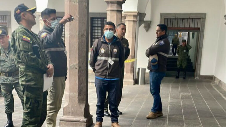 Efectivos de la Fiscalía y de la Policía Nacional allanan el edificio de la Presidencia de la República, el 10 de febrero de 2023, en Quito.