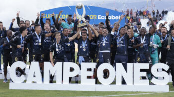 Jugadores de Independiente del Valle celebran el título de la Supercopa Ecuador, el 11 de febrero de 2023.